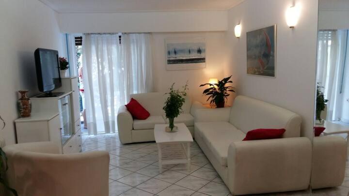 אתונה Flor De Mayo,Apt In Alimos Near The Sea מראה חיצוני תמונה